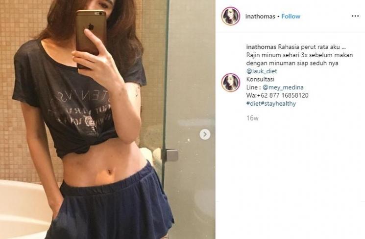 Ina Thomas pamer perut rata di depan kaca mengenakan kaos crop top dan celana pendek (instagram/@inathomas)