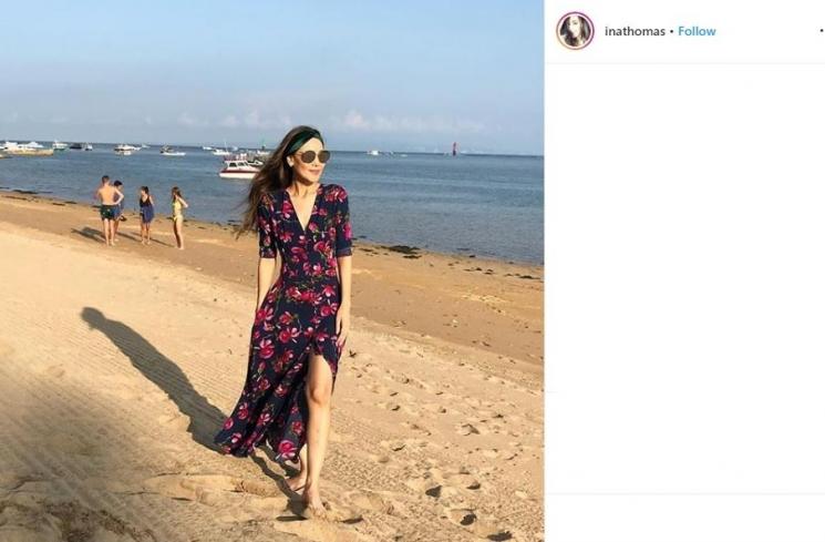 Lekuk tubuh Ina Thomas terlihat langsing ketika mengenakan dress pantai (instagram/@inathomas)