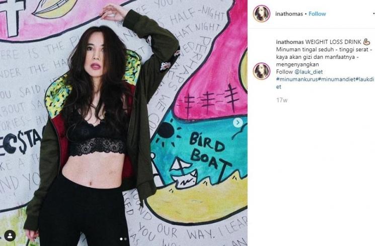Ina Thomas percaya diri pakai bra hitam berenda dan perlihatkan perut ratanya (instagram/@inathomas)