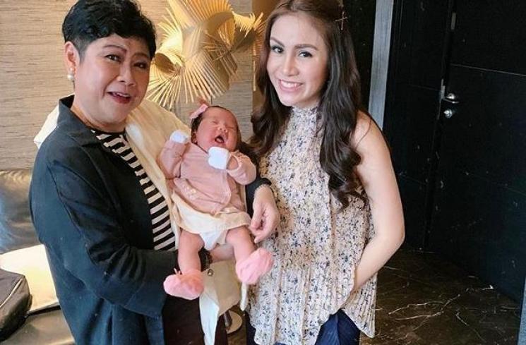 Lengan Momo Geisha masih terlihat kecil meski baru saja mengandung 9 bulan dan melahirkan anak pertama (instagram/@therealmomogeisha)