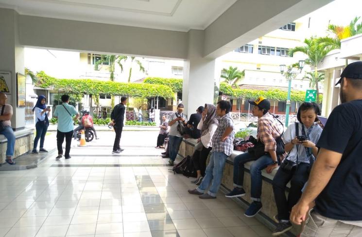 Pasien dan wartawan yang menunggu tim KPU di RSUP Dr Sardjito, Yogyakarta. (HiMedik/Yuliana Sere)