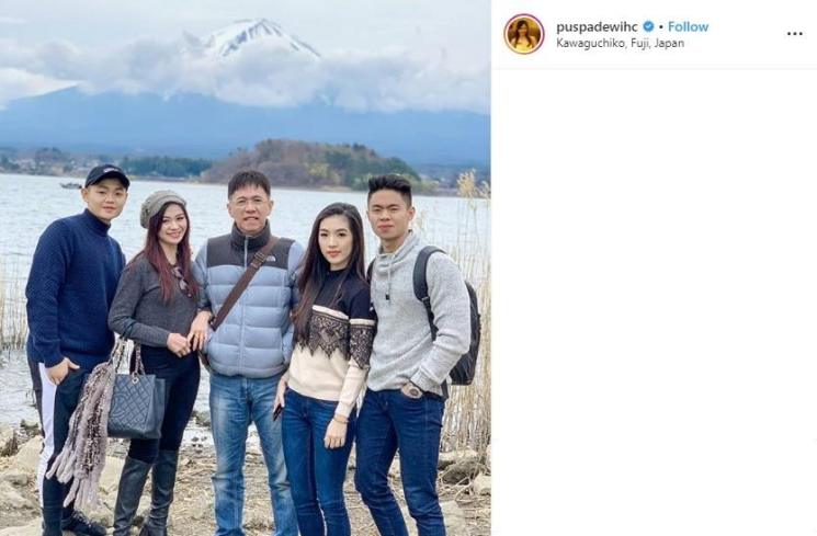 Penampilan Puspa Dewi tak kalah fashionable dan muda seperti anak serta menantunya (Instagram/@puspadewihc)