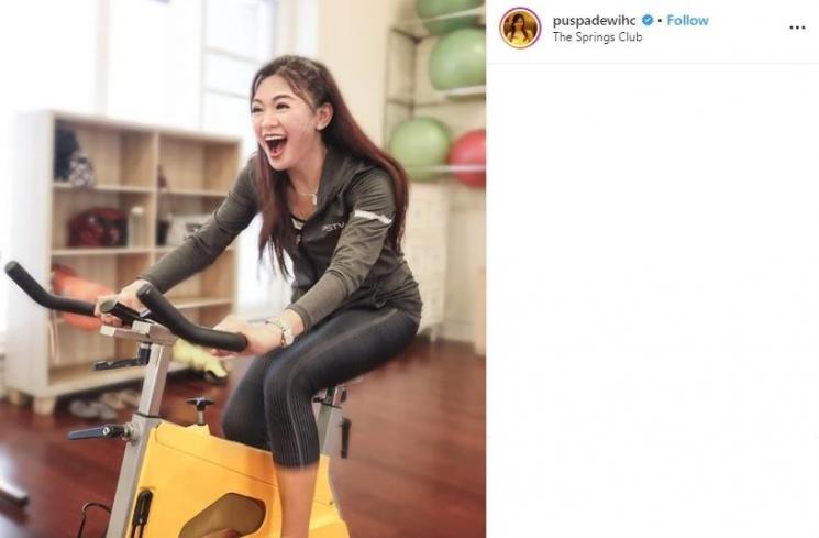 kegiatan olahraga Puspa Dewi untuk menjaga penampilan dan kesehatan tubuhnya (Instagram/@puspadewihc)