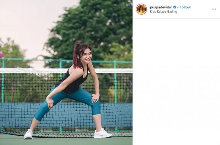 Puspa Dewi terlihat masih energik dan bertubuh kencang ketika olahraga (Instagram/@puspadewihc)