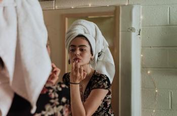 Sering Mengeringkan Rambut Pakai Handuk? Ketahui Ini Dampaknya