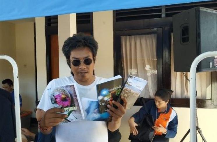 Saka Rosanta, eks pasien gangguan jiwa yang menuliskan lima novel. (Suara.com/Firsta Nodia)