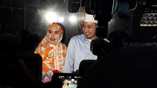 Kartika Putri dan Habib Usman. (Suara.com/Ismail)