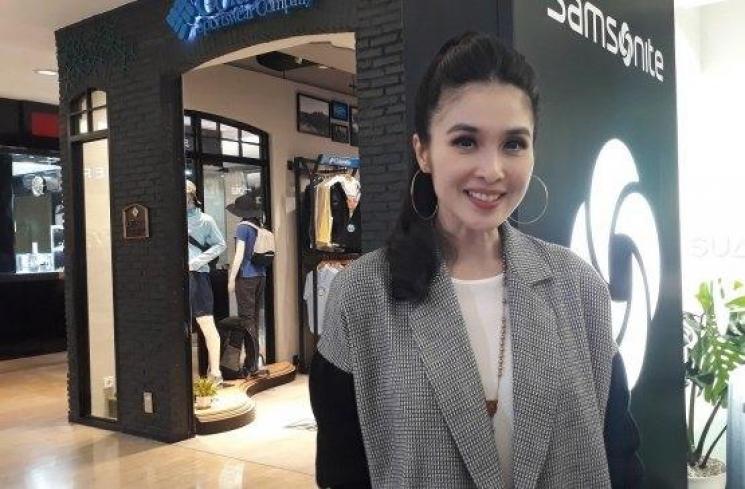 Sandra Dewi curhat sering dipaksan suami berbelanja karena terlalu hemat (Suara.com/Wahyu Tri Laksono)