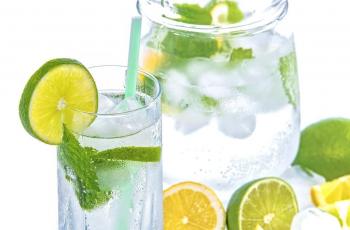 Ilustrasi minum air putih. (Pixabay/PhotoMIX-Company)