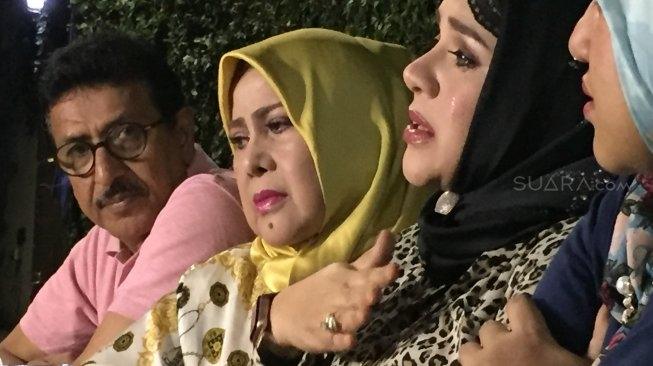 Elvy Sukaesih bersama anak-anaknya menggelar konfrensi pers. [Yuliani/Suara.com]