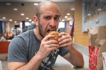 Makan Burger Tiap Hari, Pria Ini Justru Bisa Turunkan Berat Badannya!