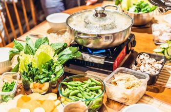 Makan Hot Pot Berujung Petaka, 9 Anggota Keluarga Terinfeksi Virus Corona