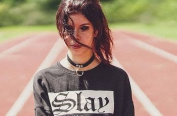 Nekat Tato Bola Mata Menjadi Hitam, Gadis Ini Hampir Buta