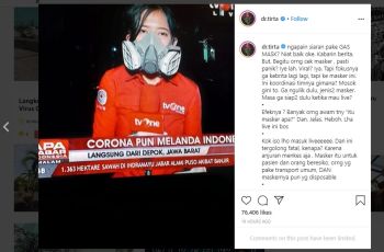 Viral Reporter Pakai Gas Mask saat Siaran Berita, Dokter: Berlebihan!