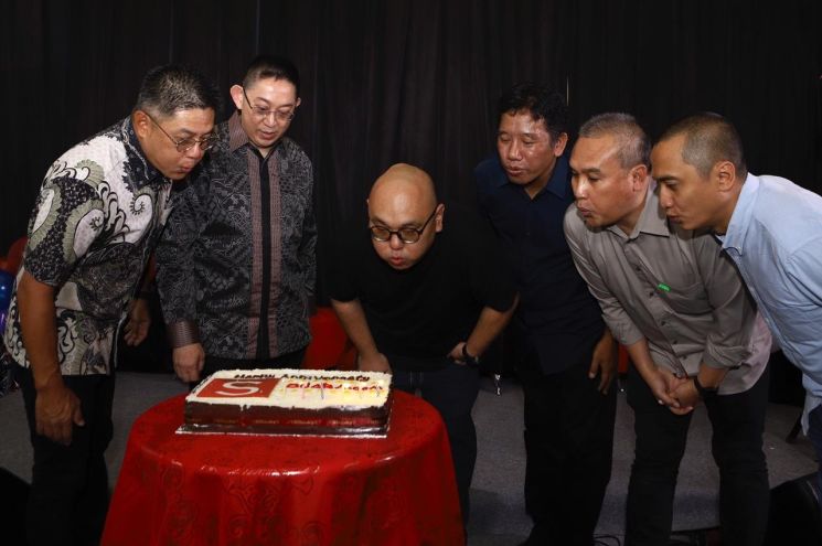 Jajaran Komisaris dan Direksi PT Arkadia Digital Media Tbk saat melakukan tiup lilin dalam acara perayaan HUT ke-6 Suara.com di Jakarta, Rabu (11/3/2020).