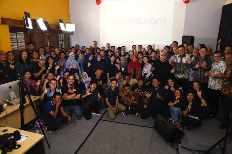 Foto bersama jajaran Komisaris dan Direksi serta para karyawan PT Arkadia Digital Media Tbk saat melakukan tiup lilin dalam acara perayaan HUT ke-6 Suara.com di Jakarta, Rabu (11/3/2020).