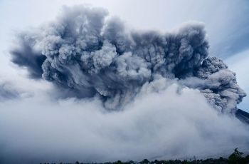 Gunung Anak Krakatau Meletus, Ini Cara Mengurangi Paparan Abu Vulkanik