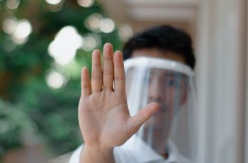 Tidak Efektif, Begini Gambaran Face Shield Kurang Memblokir Percikan Batuk