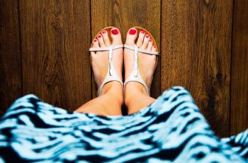 Banyak yang Tak Tahu, Pakai Sandal di Rumah Beri 5 Manfaat Kesehatan Ini!