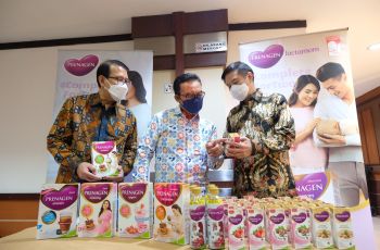 Ongkie Tedjasurja (Presiden Direktur KALBE Nutritionals) menjelaskanrangkaian produk nutrisi KALBE Nutritionals yang akan digunakan untuk studi observasionaldan program intervensi gizi pada pilot project penurunan angka stunting di Kota Madiun danKabupaten Sleman. (Dok. Kalbe Nutritionals)