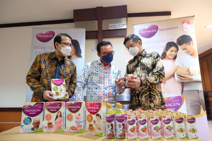 Ongkie Tedjasurja (Presiden Direktur KALBE Nutritionals) menjelaskanrangkaian produk nutrisi KALBE Nutritionals yang akan digunakan untuk studi observasionaldan program intervensi gizi pada pilot project penurunan angka stunting di Kota Madiun danKabupaten Sleman. (Dok. Kalbe Nutritionals)