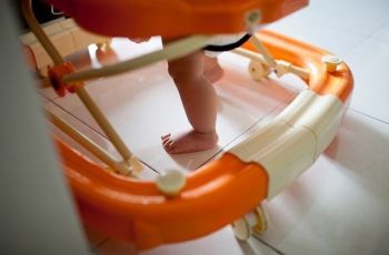 Orangtua Perlu Waspada, Baby Walker Bisa Mengancam Keselamatan Anak