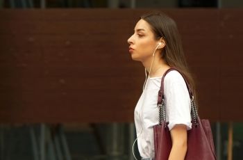 6 Bahaya Jika Pakai Earphone Berjam-jam, Salah Satunya Tinnitus